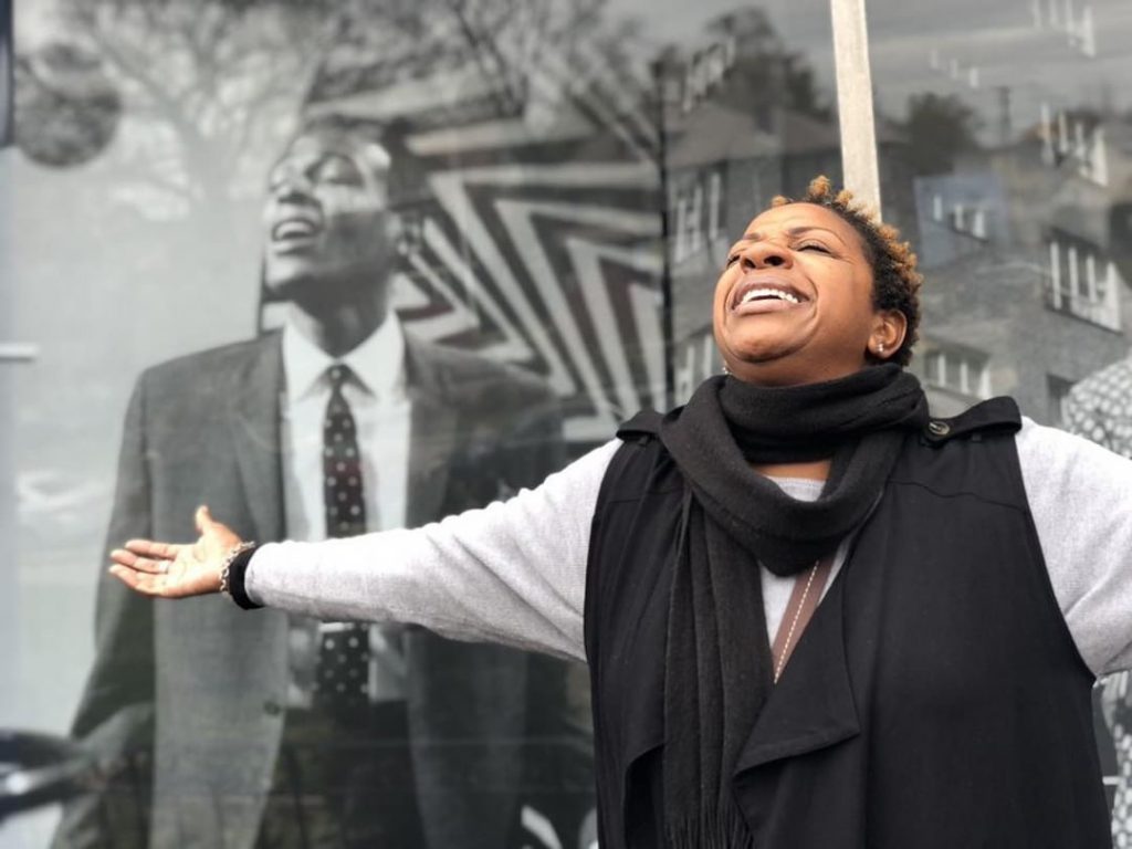 Women in front of Hitsville 1